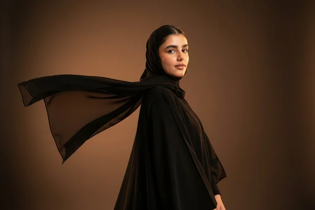 امرأة سعودية بالعباءة السوداء التقليدية والشيلة
