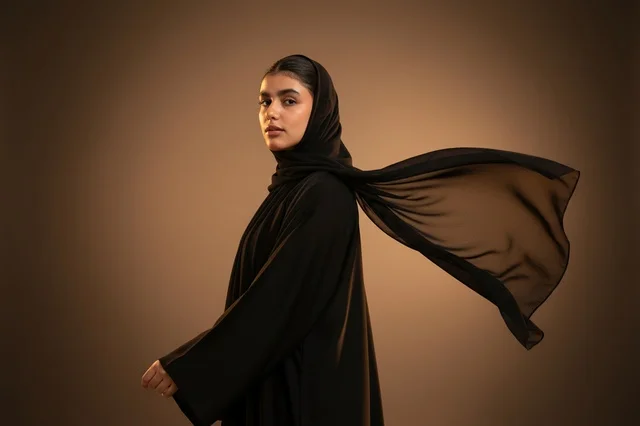 امرأة سعودية بالعباءة السوداء التقليدية في الاستوديو