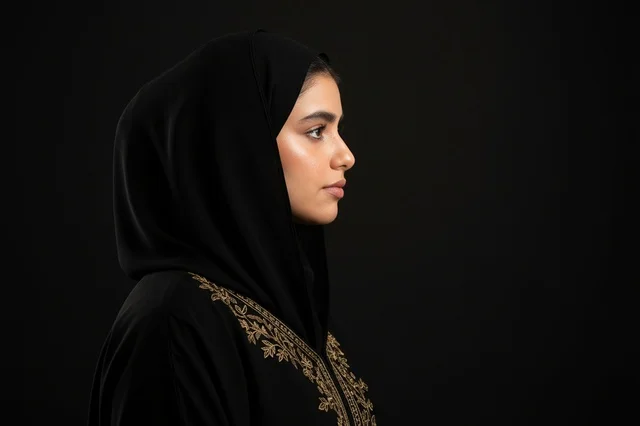 امرأة إماراتية بالعباءة التقليدية بلقطة جانبية