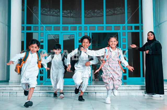 صورة لمجموعة من طلاب المدرسة سعداء بالعودة الى المدارس , بداية فصل دراسي جديد ، طلاب وطالبات عربيون سعوديون خليجيون يرتدون الحقائب المدرسية ، طلاب ومدارس 