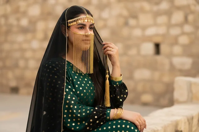 امرأة سعودية باللباس التقليدي والبرقع الذهبي