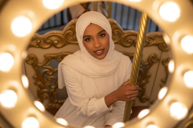 امرأة أفريقية بالحجاب الأبيض في مدينة الملاهي