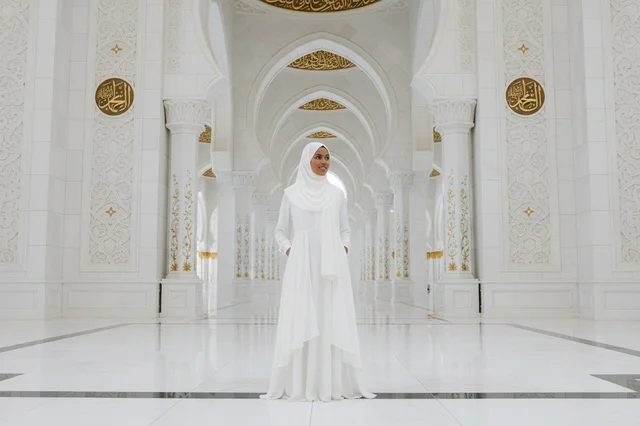 امرأة إماراتية في جامع الشيخ زايد الكبير أبوظبي