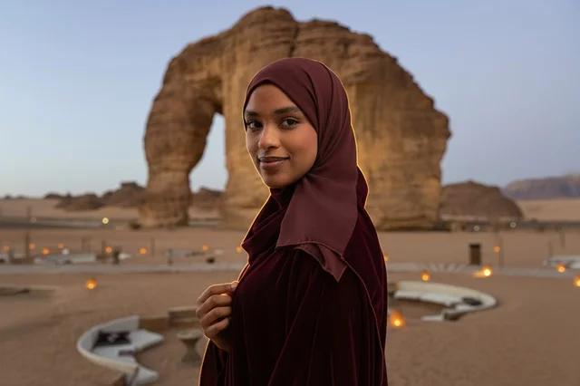 امرأة سعودية عند جبل الفيل في العلا وقت الغسق