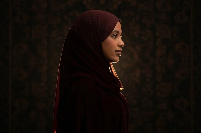 بورتريه جانبي لامرأة صومالية ترتدي حجاب أحمر