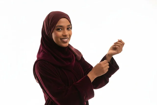 امرأة أفريقية بالحجاب والعباءة المخملية العنابية