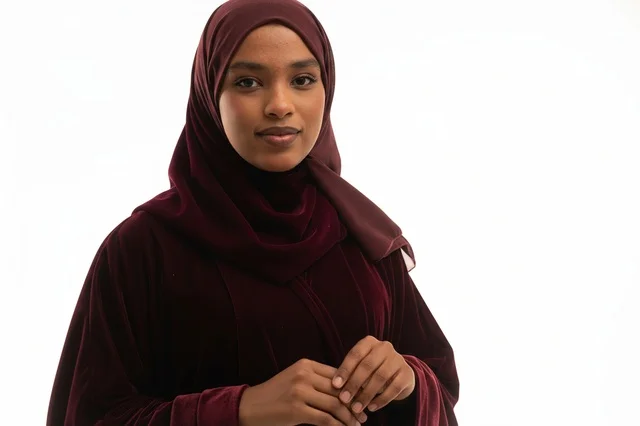 امرأة أفريقية بالحجاب والعباءة المخملية العنابية