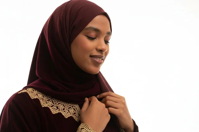 امرأة صومالية بجلابية مخملية عنابية وحجاب