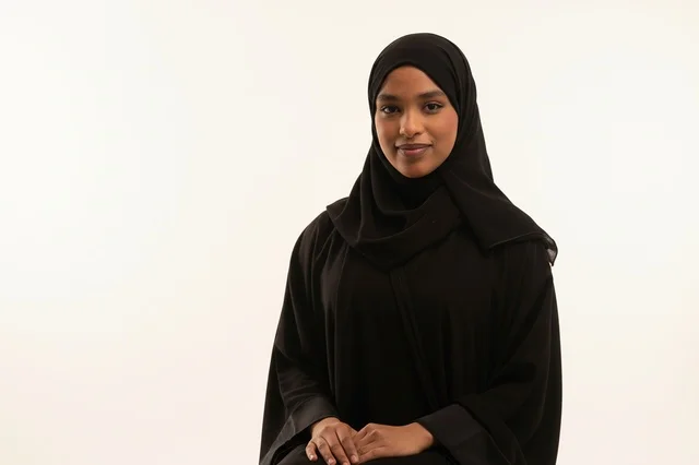 امرأة إماراتية بالعباءة السوداء التقليدية في استوديو
