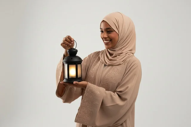 امرأة أفريقية بالحجاب تحمل فانوس رمضان
