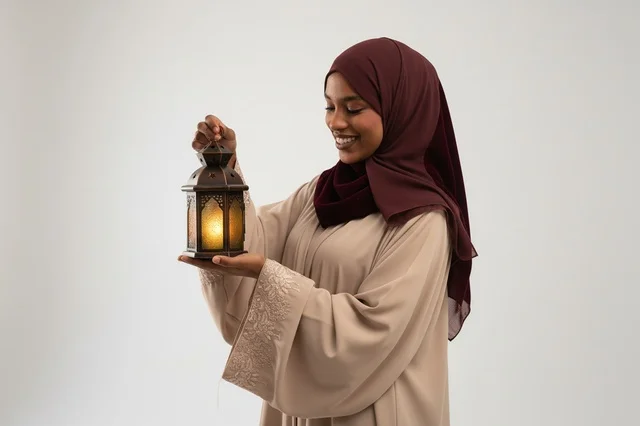 امرأة أفريقية بالعباءة تحمل فانوس رمضان