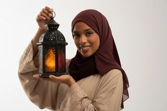 امرأة أفريقية بالحجاب تحمل فانوس رمضان التقليدي