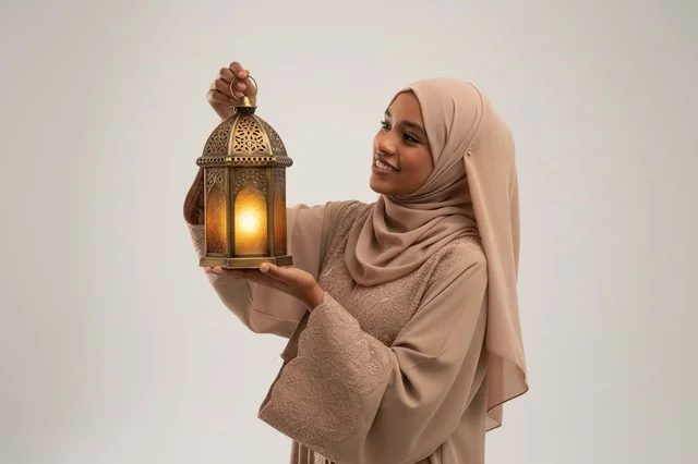امرأة أفريقية ترتدي الحجاب مع فانوس رمضان امرأة أفريقية ترتدي الحجاب مع فانوس رمضان