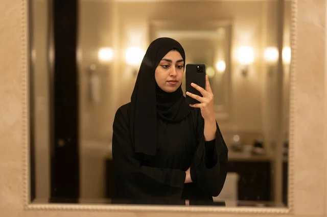 امرأة سعودية بالعباءة السوداء تلتقط صورة سيلفي امرأة سعودية بالعباءة السوداء تلتقط صورة سيلفي