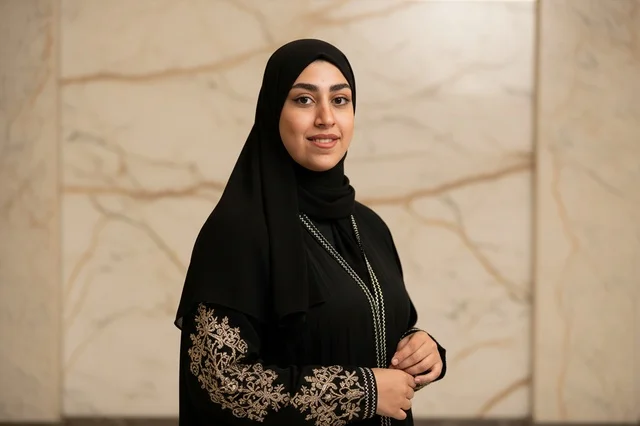 امرأة سعودية بعباءة سوداء مطرزة بورتريه