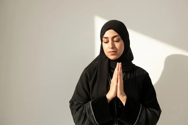 امرأة عربية بالعباءة السوداء تدعو في الداخل