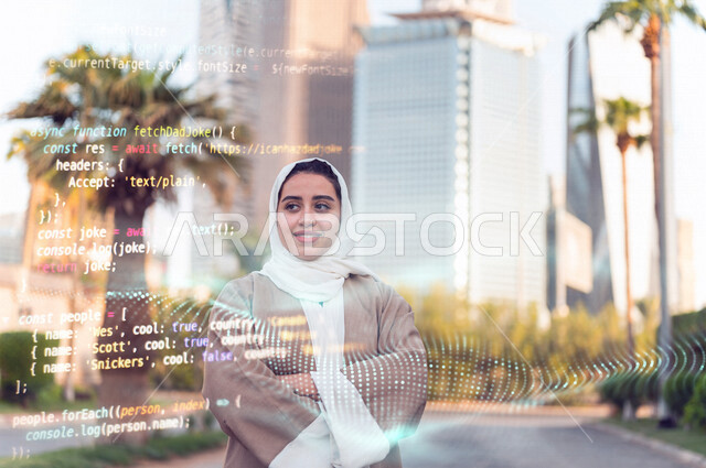 سيدة عربية خليجية سعودية تقف مكتفة اليدين مع خلفية تحتوي على لغة البرمجة ، مواكبة الحداثة و التطور التكنولوجي، تطوير الويب ، تطوير وبناء المواقع والتطبيقات الالكترونية، اكواد وخوارزميات، تقنيات وحاسوب
