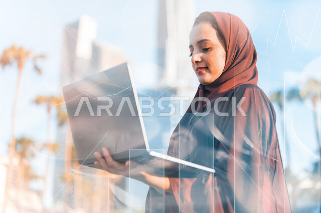 سيدة اعمال عربية خليجية سعودية تستخدم الحاسوب المحمول ، متابعة مخطط الرسم البياني للنمو الاقتصادي ،  سوق الاوراق المالية ، النجاح في التداول المالي ، مراقبة الاقتصاد والمعلومات المالية ، الاستثمار المالي ،خلفية الرسم البياني للسوق المالي