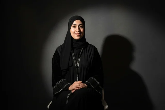 امرأة سعودية بالعباءة السوداء تصوير استوديو