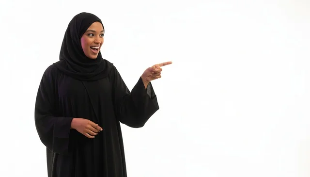 امرأة إماراتية بالعباءة السوداء تشير على خلفية بيضاء