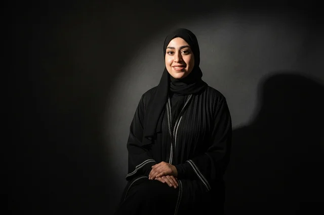 امرأة سعودية بالعباءة السوداء في استوديو تصوير