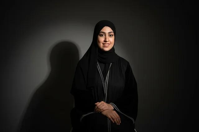 امرأة إماراتية بالعباءة السوداء في استوديو تصوير