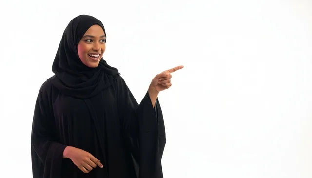 امرأة سعودية بالعباءة السوداء تشير لمساحة فارغة