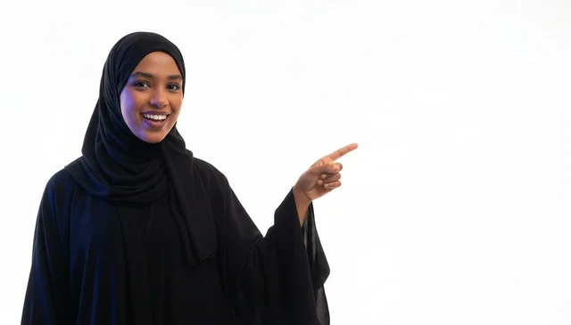 امرأة سعودية بالعباءة تشير بيدها على خلفية بيضاء