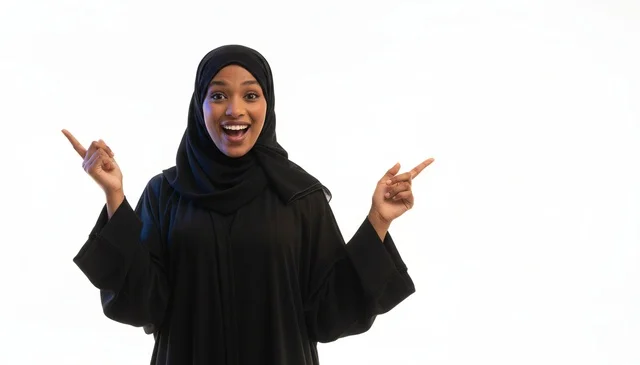 امرأة صومالية بالعباءة السوداء تؤشر على خلفية بيضاء