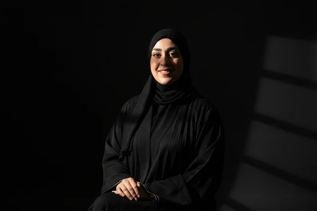 بورتريه لامرأة إماراتية بالعباءة السوداء مع الظلال