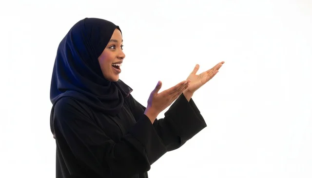 امرأة إماراتية بالعباءة تشير بيدها على خلفية بيضاء