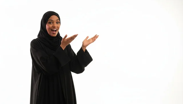 امرأة إماراتية بالعباءة السوداء تشير لمساحة إعلانية