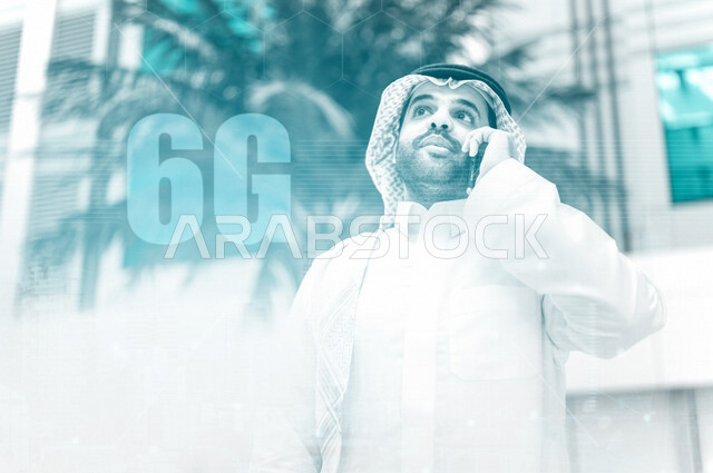 رجل عربي خليجي سعودي يقوم باجراء مكالمة من خلال الهاتف المحمول ، الاتصال عن بعد من خلال شبكات البيانات الخلوية ، الجيل السادس لتقنيات الاتصال اللاسلكية ، مفهوم الأعمال والتكنولوجيا الحديثة والإنترنت