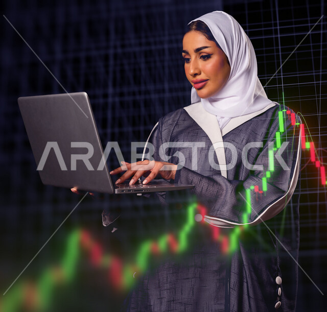 سيدة اعمال عربية خليجية سعودية تستخدم الحاسوب المحمول ، متابعة مخطط الرسم البياني للنمو الاقتصادي ،  سوق الاوراق المالية ، النجاح في التداول المالي ، مراقبة الاقتصاد والمعلومات المالية ، الاستثمار المالي ،خلفية الرسم البياني للسوق المالي