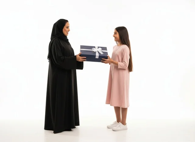 أم إماراتية تقدم هدية لابنتها في الاستوديو