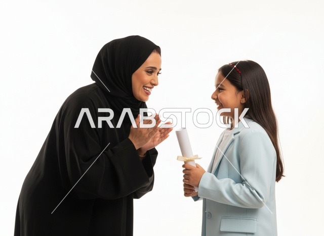 أم سعودية تصفق لابنتها بمناسبة التخرج