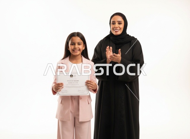 أم سعودية تصفق لابنتها مع شهادة إنجاز