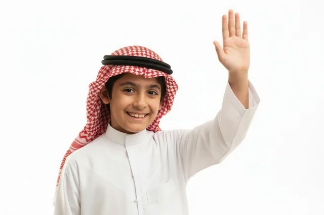 طفل سعودي بالثوب التقليدي يلوح بيده بخلفية بيضاء