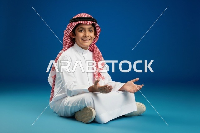 طفل سعودي بالزي التقليدي والشماغ في الاستوديو