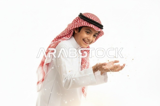 طفل سعودي بالزي التقليدي مع قصاصات ذهبية