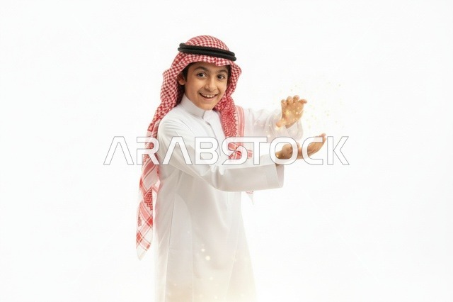 طفل سعودي بالزي التقليدي على خلفية بيضاء