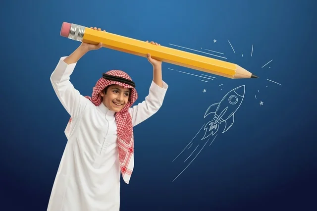 طفل سعودي يحمل قلم رصاص عملاق للتعلم الإبداعي