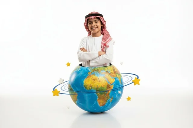 طفل سعودي بالزي التقليدي داخل مجسم كوكب الأرض