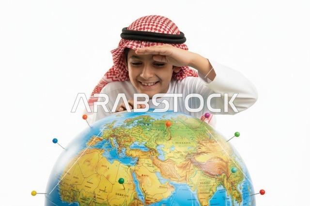 طفل سعودي مع مجسم الكرة الأرضية بخلفية بيضاء