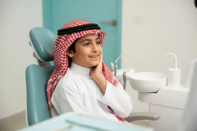 طفل سعودي بالثوب التقليدي في عيادة الأسنان