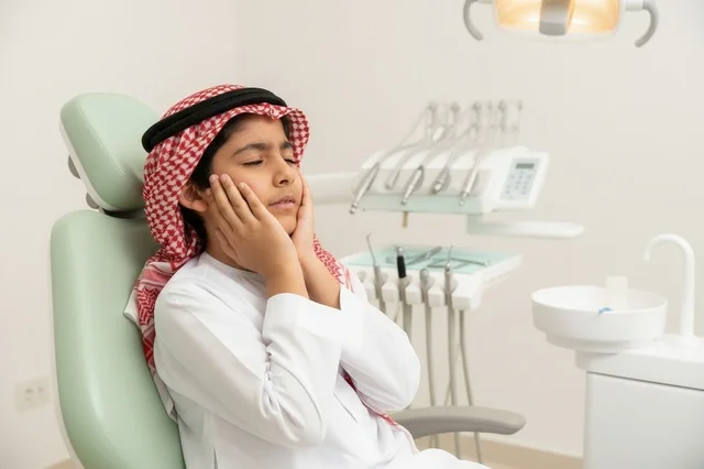 طفل سعودي يعاني من ألم الأسنان الشديد داخل عيادة طبية