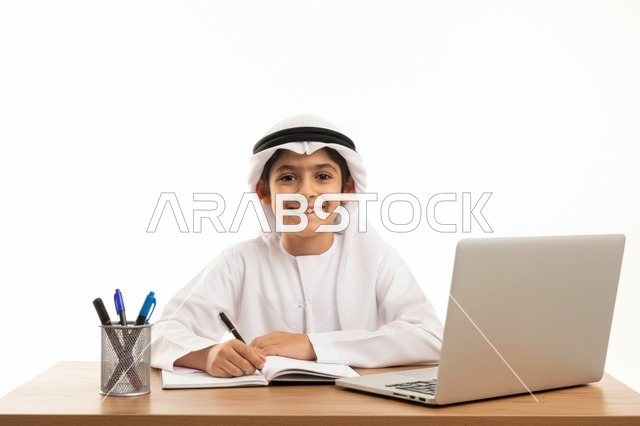 طالب إماراتي مع كمبيوتر محمول على المكتب