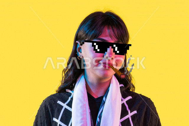 إمرأه عربيه سعوديه خليجيه ترتدي العباءه, استخدام خلفيات وفلاتر التصوير, السوشال ميديا, صور تذكاريه, صور شخصيه, تسليه ومرح, خلفيه صفراء, ملصقات واستيكرات شخصيات خليجيه, فلاتر كوميديه