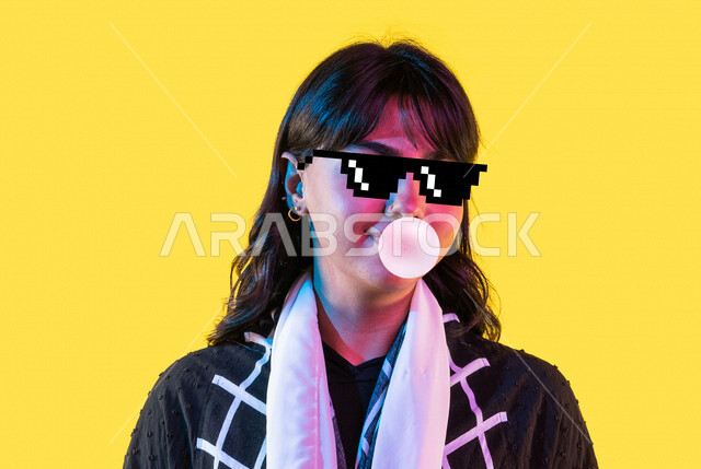 إمرأه عربيه سعوديه خليجيه ترتدي العباءه, استخدام خلفيات وفلاتر التصوير, السوشال ميديا, صور تذكاريه, صور شخصيه, تسليه ومرح, خلفيه صفراء, ملصقات واستيكرات شخصيات خليجيه, فلاتر كوميديه