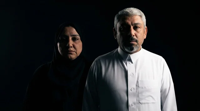 زوجان سعوديان بالزي التقليدي مع إضاءة درامية